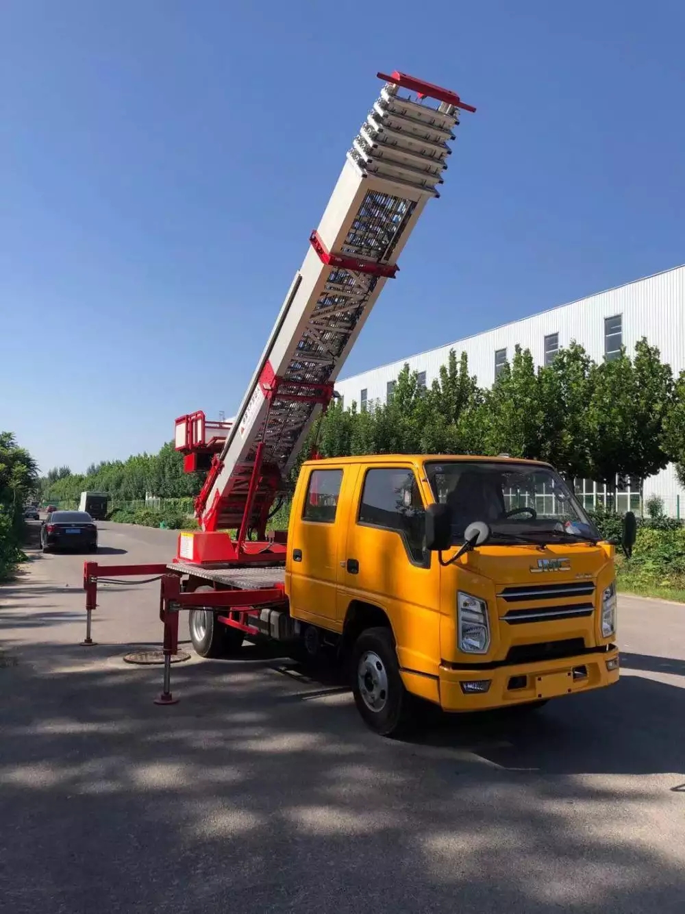 塘厦镇附近的云梯车出租服务：轻松解决高空作业需求